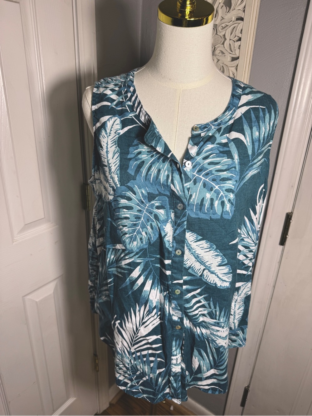 Large C&C California 100% Linen Tropical Button Tank Top Vacation EUC - Picture 4 of 9